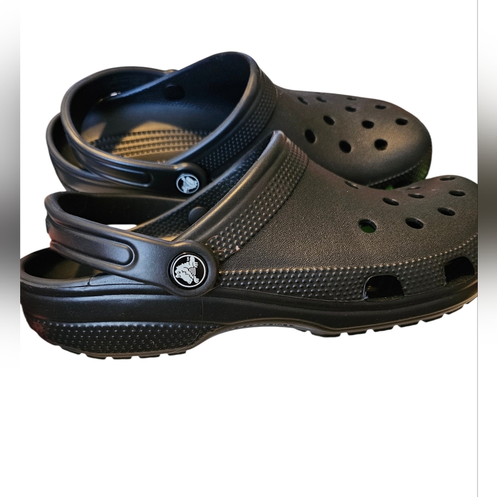 CROCS Classic Clogs Water Friendly Black Unisex Men's Size 7 Women's Size 9 NEW - Picture 1 of 4